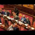 Meloni saluta il Senato dopo il dibattito sul Consiglio Ue