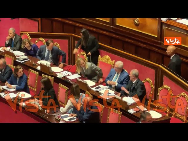 Meloni saluta il Senato dopo il dibattito sul Consiglio Ue