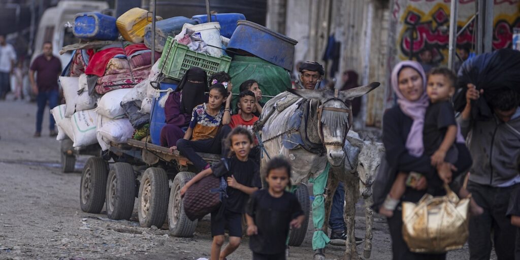 Migliaia di persone fuggono da Gaza