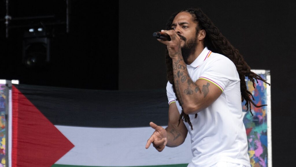 "Morti nell'esercito israeliano, le urla di Glastonbury scuotono la BBC. Starmer: «Ripugnanti»"