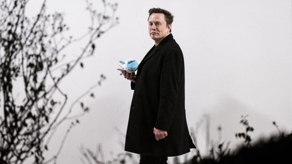 Musk attacca Trump per la manovra «folle e distruttiva» e affronta le difficoltà di Tesla