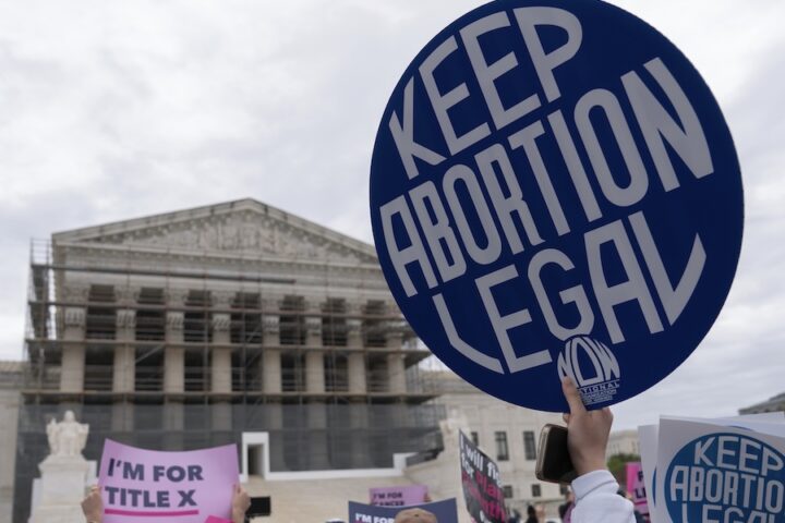 Nascita del figlio di una donna cerebralmente morta mantenuta in vita per le leggi della Georgia contro l'aborto