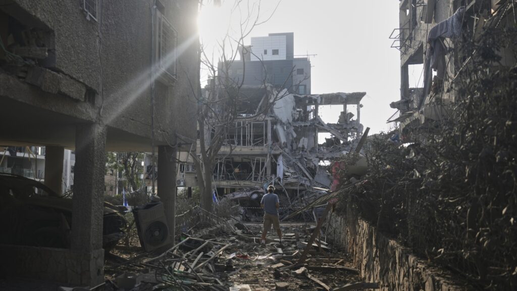 Netanyahu annuncia: «Controlliamo i cieli dell'Iran». Trump in dialogo con Putin: «Fermiamo le guerre».