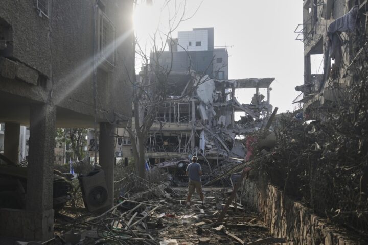 Netanyahu annuncia: «Controlliamo i cieli dell'Iran». Trump in dialogo con Putin: «Fermiamo le guerre».