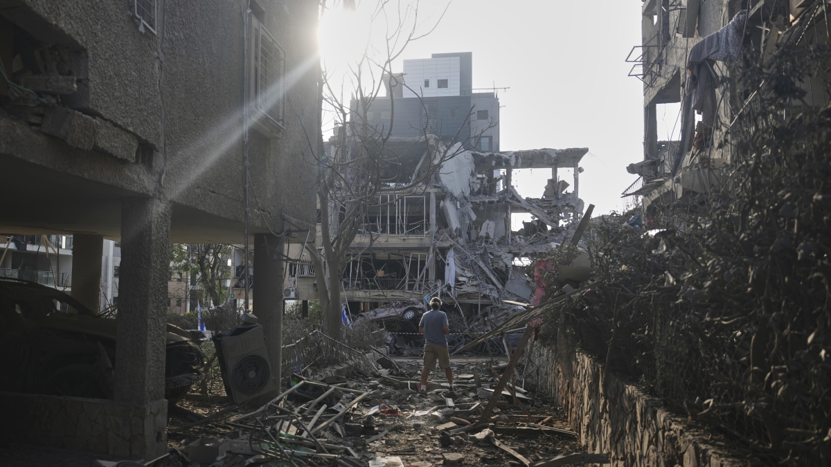 Netanyahu annuncia: «Controlliamo i cieli dell'Iran». Trump in dialogo con Putin: «Fermiamo le guerre».