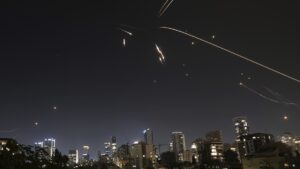 Netanyahu mira a esercitare pressione sull'Iran, ma entrambi devono affrontare le limitate risorse militari disponibili.