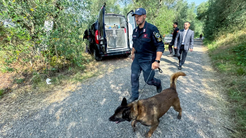 Omicida delle escort: trovate ossa, capelli e slip durante gli scavi a Frumuzache