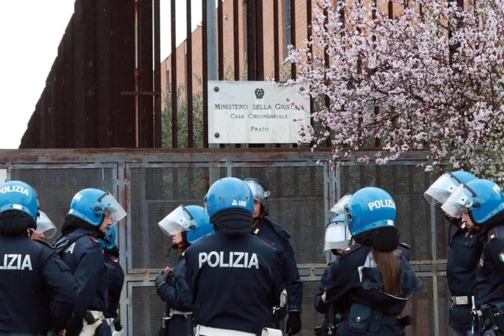 Palloni e pacchi: la droga e i cellulari che invadevano il carcere di Prato