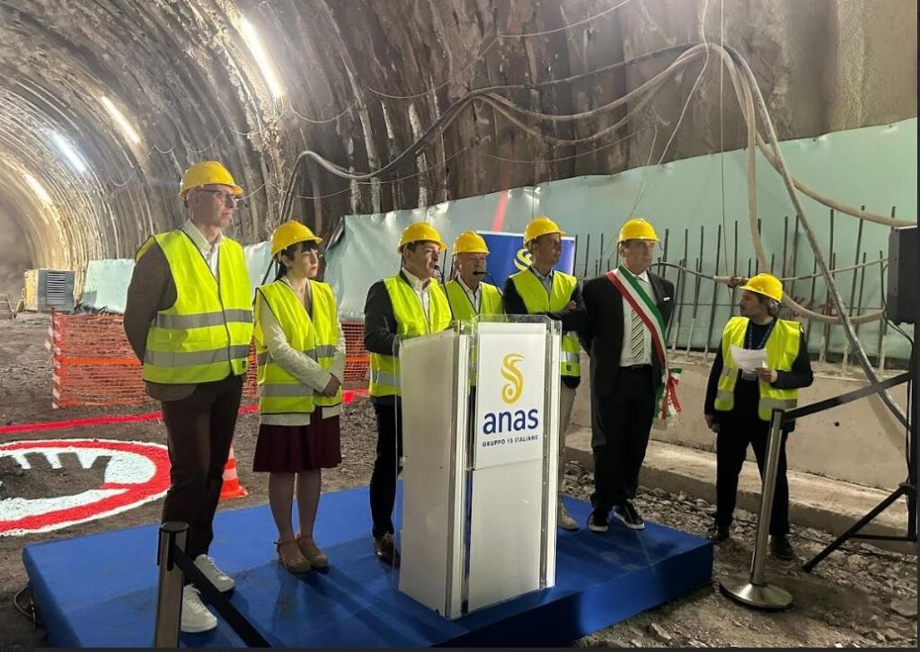 Perugia-Ancona verso le 4 corsie: demolito l'ultimo diaframma della galleria Casacastalda