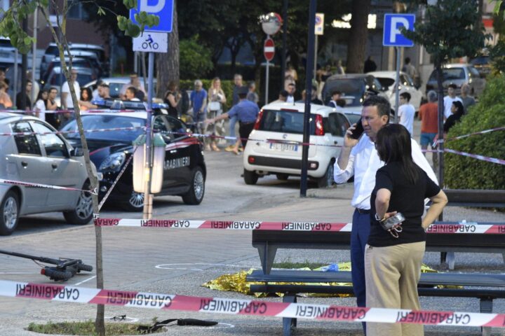 Pugnalata tra i passanti: uccisa a calci dall'ex marito.