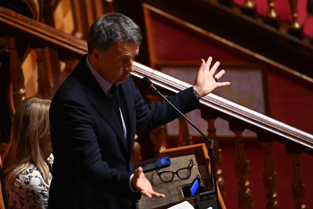 Renzi critica Meloni sul caso Paragon: «Se l'Italia conta di più con lei, perché si spiano i giornalisti?»