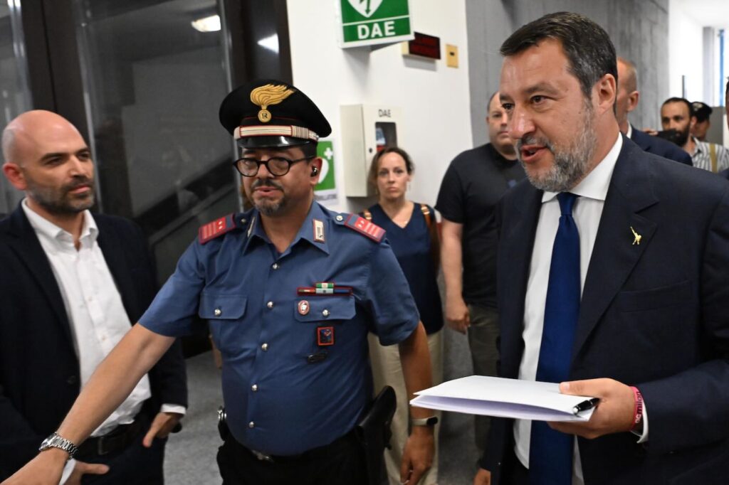 Salvini mantiene la querela contro Saviano: lite in tribunale e tensione durante la stretta di mano