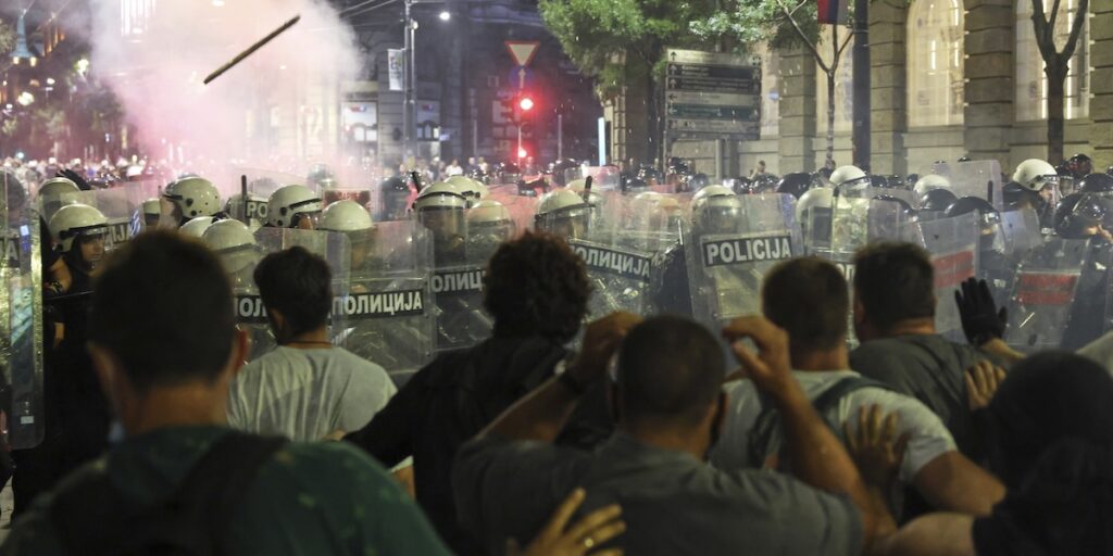 Scontri tra polizia e manifestanti in Serbia per nuove elezioni
