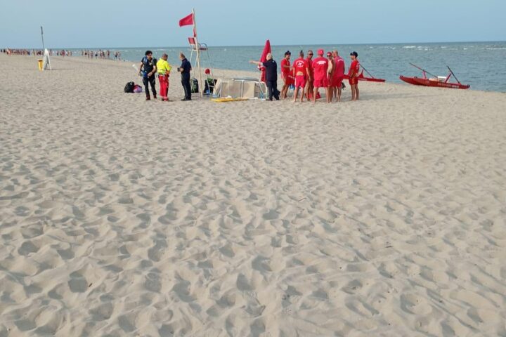 Sedicenne annega a Lido Estensi mentre tenta di salvare due persone