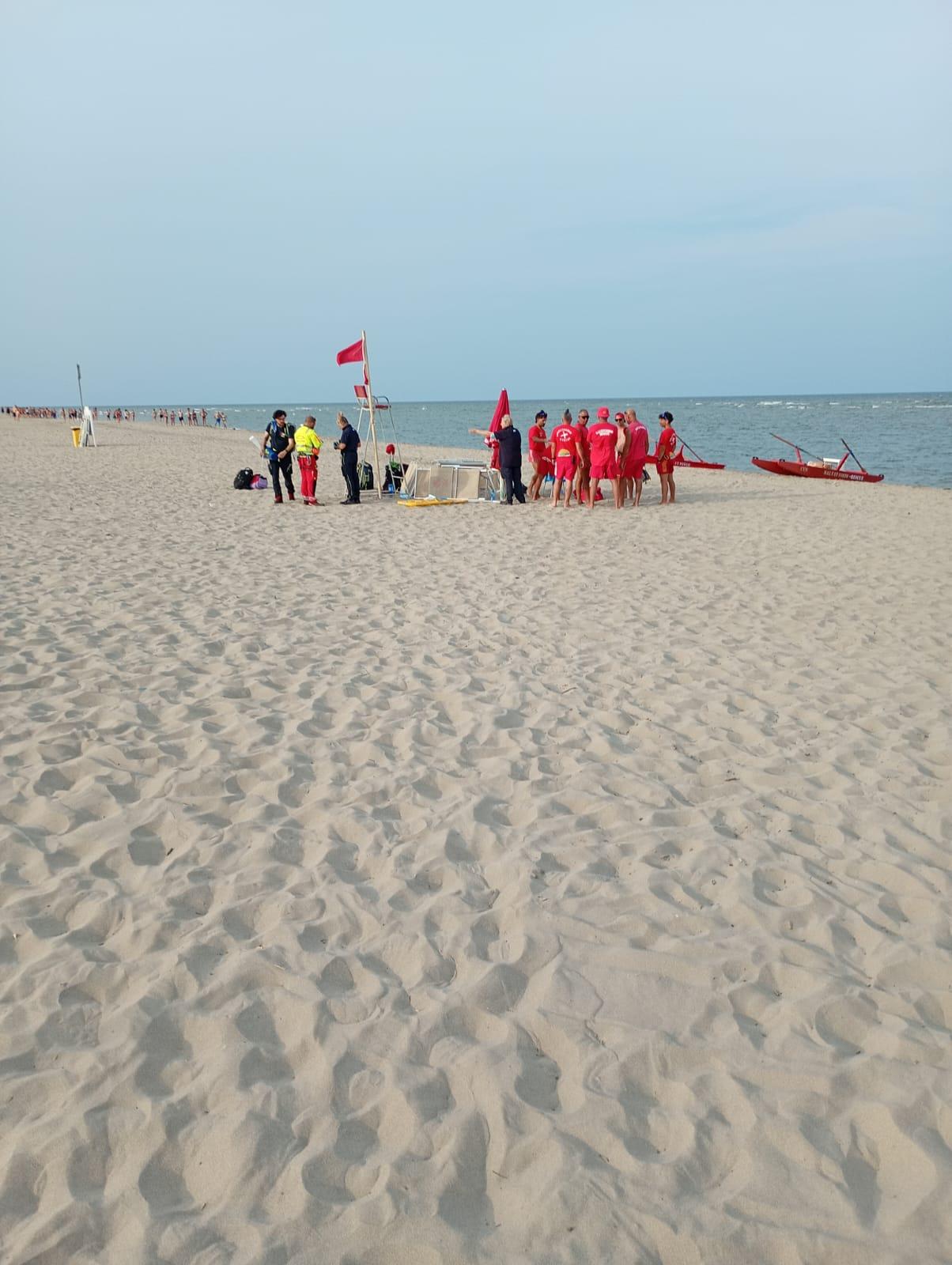 Sedicenne annega a Lido Estensi mentre tenta di salvare due persone