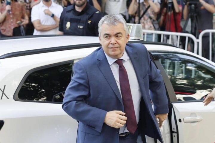 Spagna, arrestato l'ex esponente del Psoe Santos Cerdán. Sánchez: «Collaborazione totale con la giustizia»