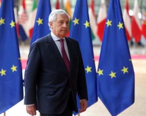 Tajani: «La bandiera europea è blu come il manto della Madonna»