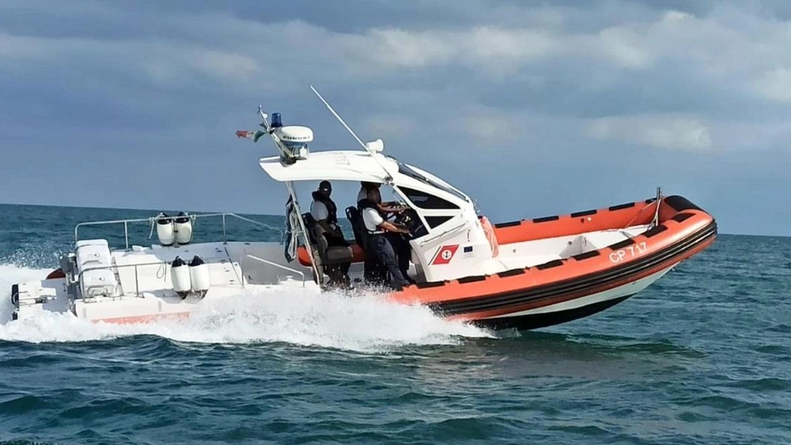 Taranto, tre uomini scomparsi nel golfo: ricerche attive di Capitaneria e GdF