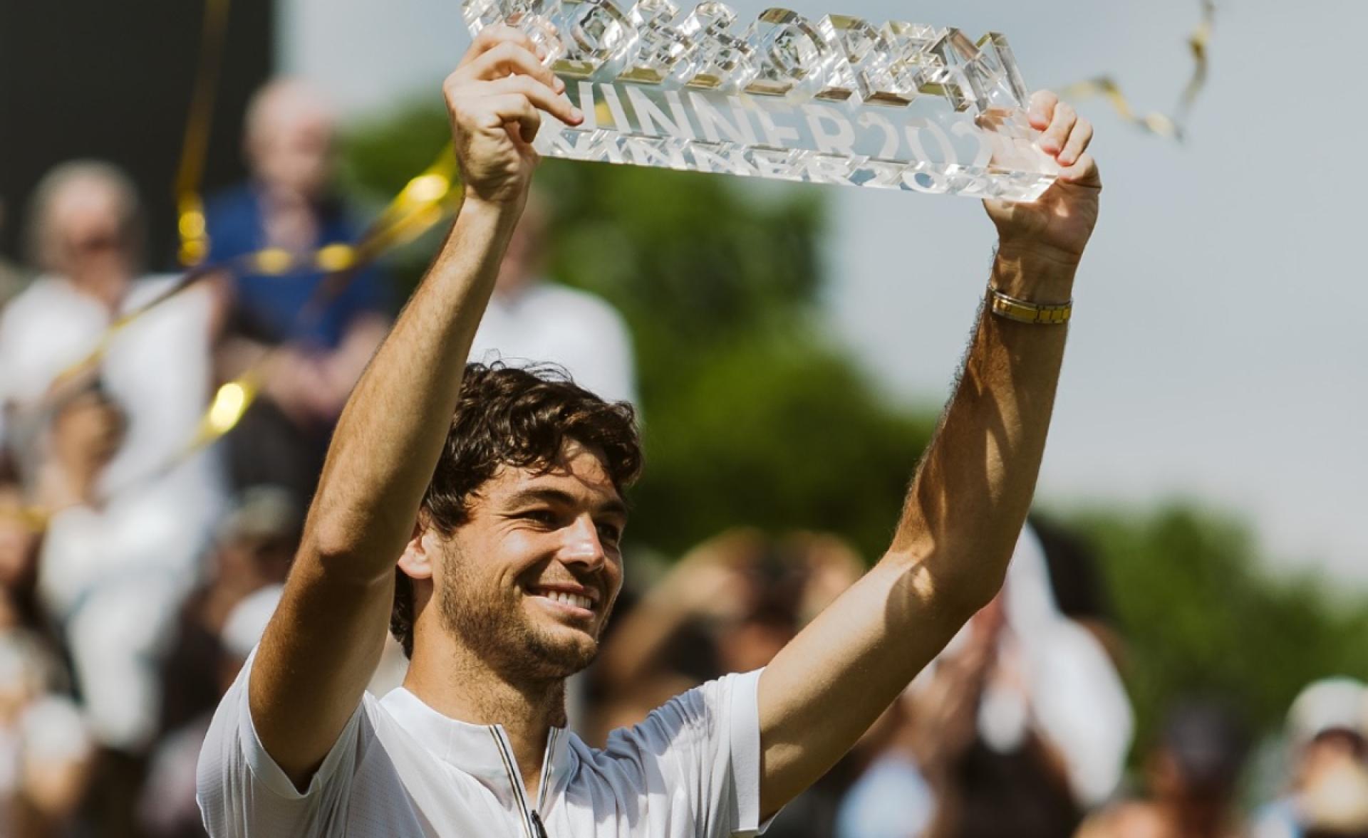 Taylor Fritz trionfa a Stoccarda e lancia un messaggio a Jannik Sinner e Carlos Alcaraz