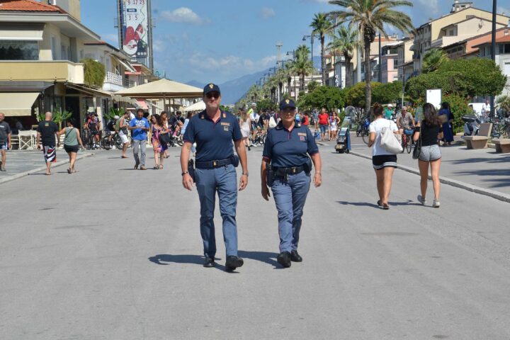 Terrore sulla Passeggiata: arrestato un 21enne per rapine violente