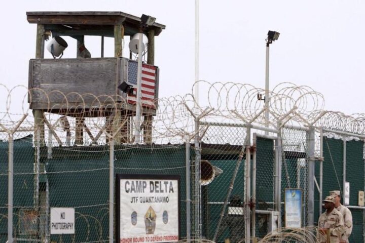 Terroristi in catene, privati del sonno e stressati da cani: cos'era Guantanamo e perché Trump la riporta alla ribalta