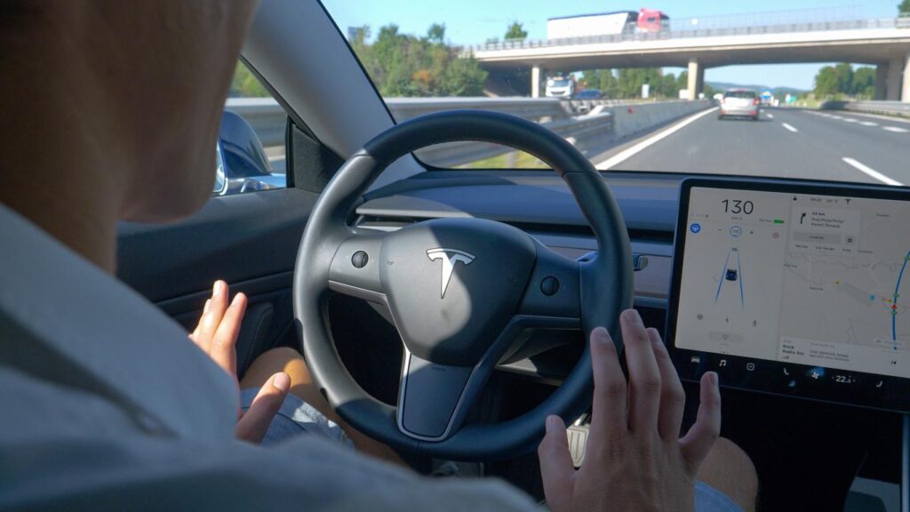 Tesla sotto osservazione: cosa è successo con uno scuolabus durante un test