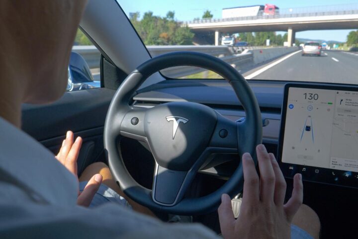 Tesla sotto osservazione: cosa è successo con uno scuolabus durante un test