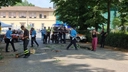 Travolta da un grosso ramo durante il concerto dei Guns N’ Roses, paura alle Cascine