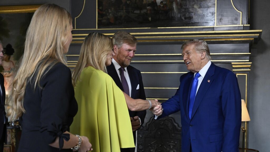 Trump incontra i reali d'Olanda al vertice Nato sul soft power