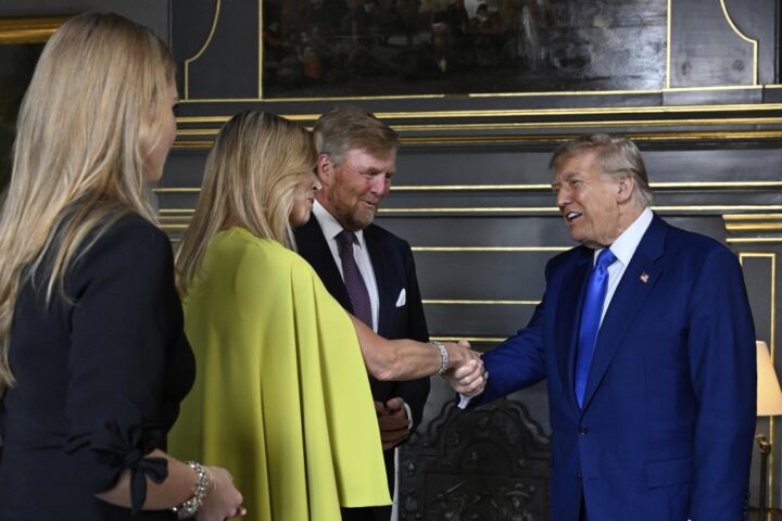 Trump incontra i reali d'Olanda al vertice Nato sul soft power