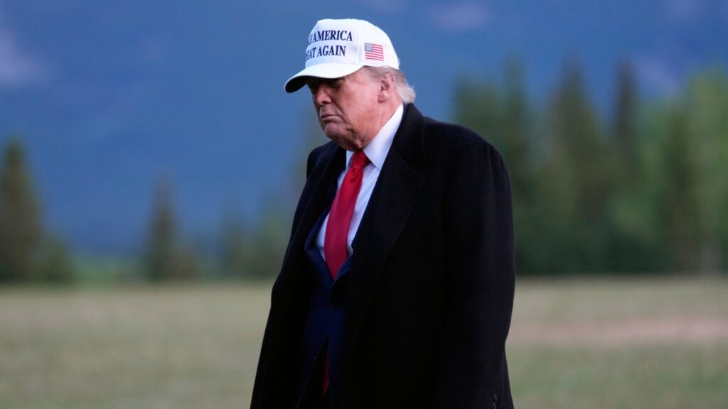 Trump lancia un ultimatum all'Iran: arrendersi sull'arricchimento dell'uranio o guerra.
