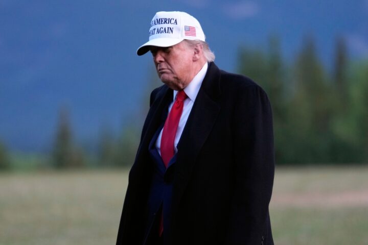 Trump lancia un ultimatum all'Iran: arrendersi sull'arricchimento dell'uranio o guerra.