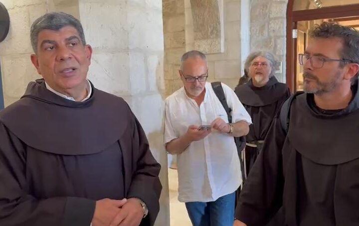 Vescovi toscani a Gerusalemme dopo l'attacco israeliano: "Siamo stati evacuati dalla città vecchia, cerchiamo voli per tornare a casa"