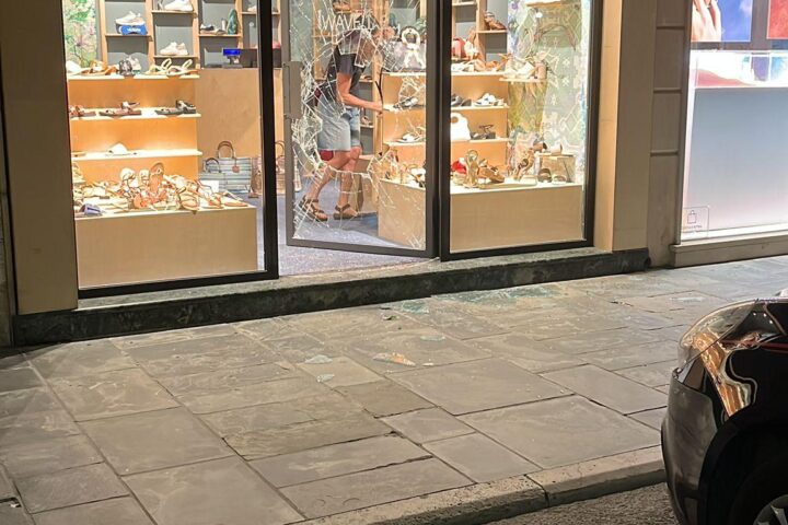 Viareggio, ennesima notte insonne in Passeggiata: furto alla boutique ‘Il panda’