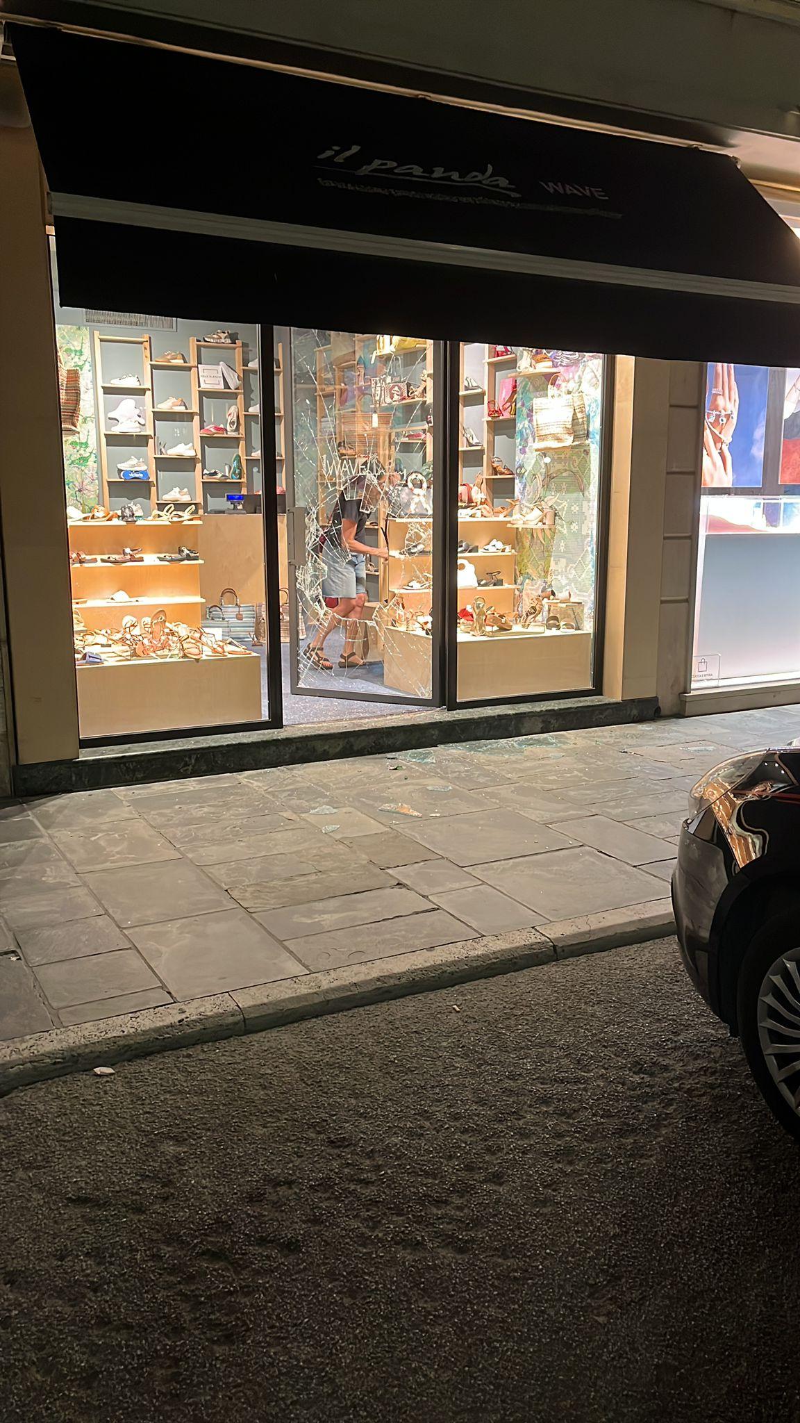 Viareggio, ennesima notte insonne in Passeggiata: furto alla boutique ‘Il panda’