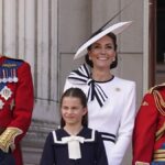 Windsor e Kate al balcone di Buckingham Palace per il Trooping the Colour, con fascia a lutto per il disastro Air India.