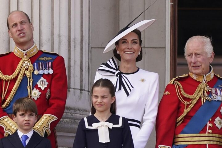 Windsor e Kate al balcone di Buckingham Palace per il Trooping the Colour, con fascia a lutto per il disastro Air India.