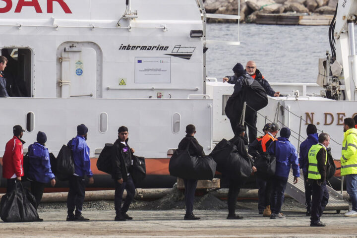 In calo gli sbarchi di migranti in Europa: in crescita solo quelli verso l'Italia