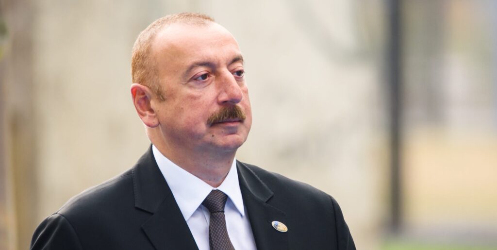 Aliyev esorta l’Ucraina a non accettare l’occupazione russa