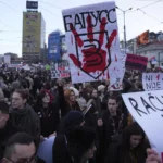 Belgrado sotto pressione: UE avverte la Serbia mentre crescono le proteste contro Vučić