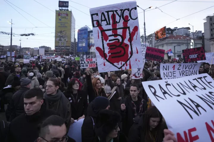 Belgrado sotto pressione: UE avverte la Serbia mentre crescono le proteste contro Vučić