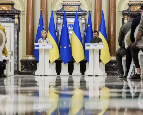 Hill accusa l’UE di inazione sui beni russi congelati: “I fondi per l’Ucraina ci sono, manca il coraggio”