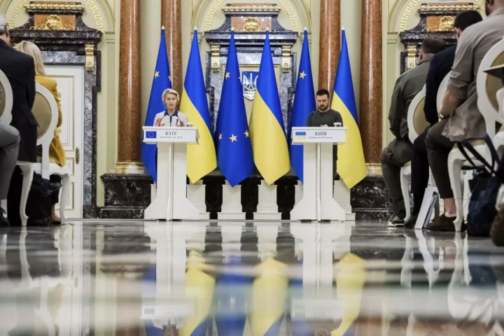 Hill accusa l’UE di inazione sui beni russi congelati: “I fondi per l’Ucraina ci sono, manca il coraggio”