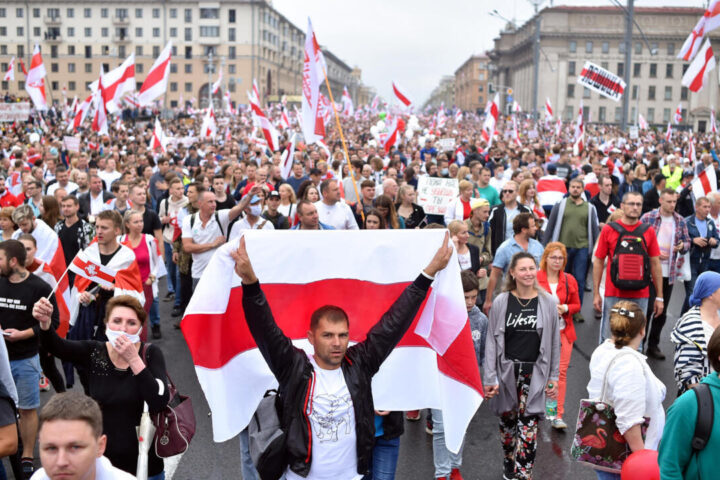 Minsk relance les arrestations d’opposants de 2020 alors que Loukachenko durcit son régime
