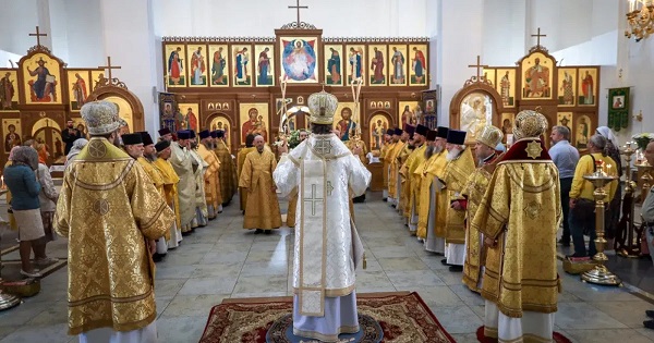 Parlamento estone sfida il veto presidenziale: scontro sulla legge contro l’influenza del Patriarcato di Mosca