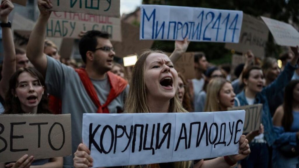 Agenzie anticorruzione nel mirino: protesta delle piazze ucraine contro Zelensky