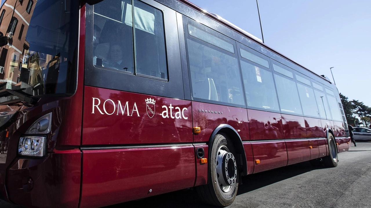 Aggressione razzista su bus a Roma: calci e pugni da un branco