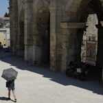 Allerta rossa per il grande caldo in 16 dipartimenti francesi: chiuse 1.900 scuole e parte della Tour