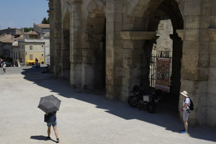 Allerta rossa per il grande caldo in 16 dipartimenti francesi: chiuse 1.900 scuole e parte della Tour