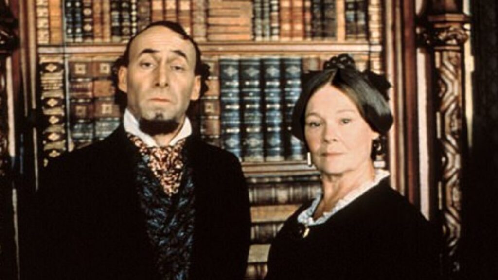 Angela, la badante americana in cerca di un titolo nobiliare alla corte dei Windsor